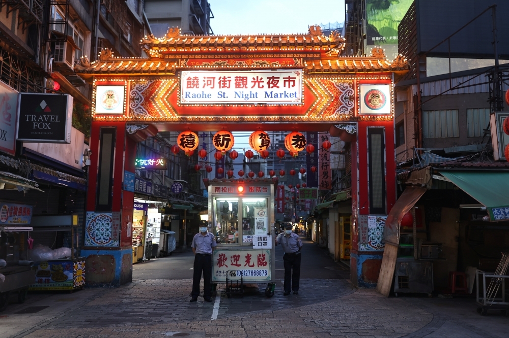柯文哲宣布，台北市部分夜市29日即可恢復營業。圖為台北市饒河街夜市。（湯森路透）