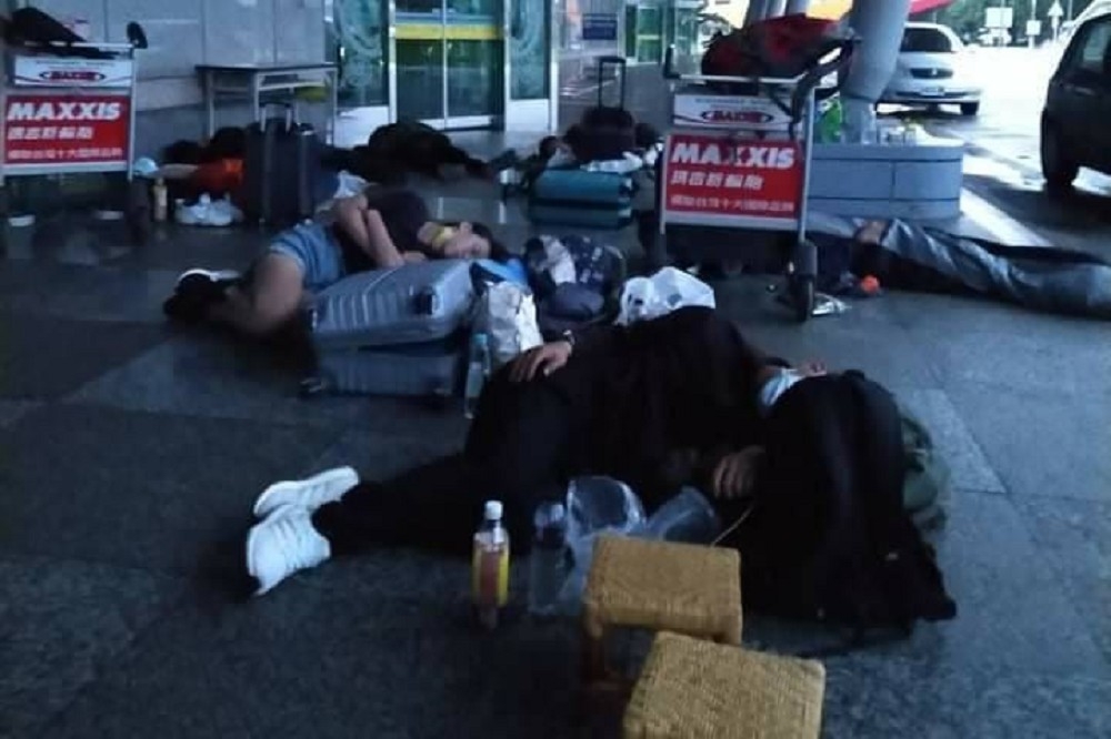 受疫情影響澎湖機場一天僅4航班，民眾只能排隊等候補，有人累到直接倒地補眠。（取自澎湖大網聚臉書社團）