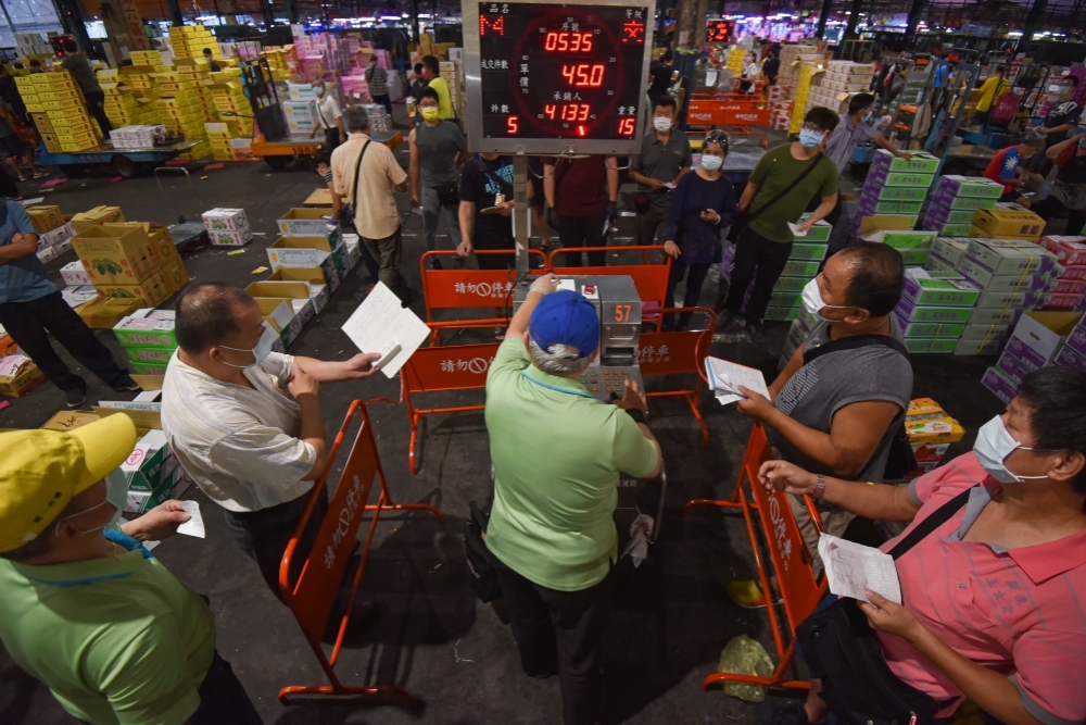 陳吉仲2日表示，台北果菜批發市場從4日0點起，包含拍賣場、零批場，皆須持PCR篩檢陰性證明才可進入。（資料照片／蔣銀珊攝）