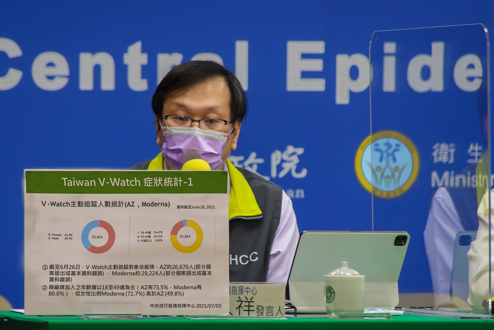 指揮中心發言人莊人祥呼籲民眾盡速接種疫苗，讓台灣快速築起社區防護網。（指揮中心提供）
