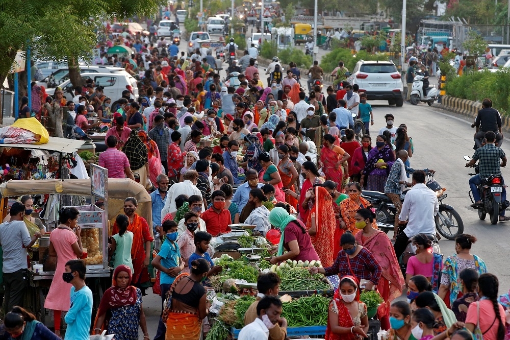 印度六月底疫情趨緩，各地紛紛解封，人們蜂湧上街。（湯森路透）