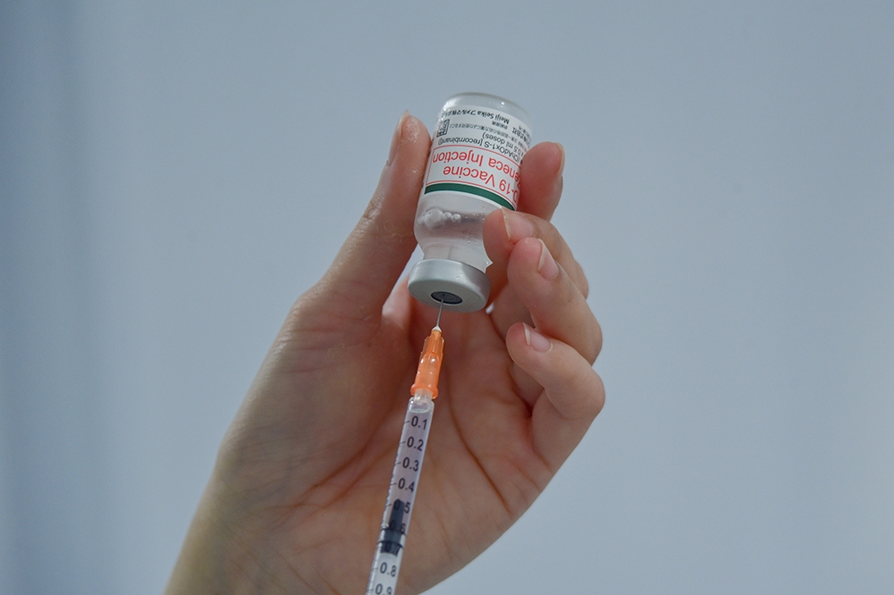 外界質疑泰國製造的AZ疫苗沒有國際WHO核可，陳時中強調一定會針對個別廠疫苗做封緘檢驗。圖為AZ疫苗。（資料照片／蔣銀珊攝）