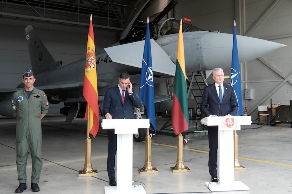 西班牙總理桑切斯（左）與立陶宛總統瑙塞達（右），在希奧利艾空軍基地舉行記者會遭警報打斷，身後西班牙戰機緊急起飛攔截俄羅斯戰機。（湯森路透）
