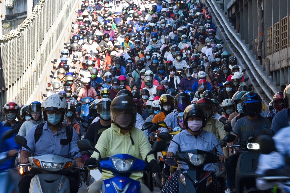 國內疫情三級警戒持續至26日，但台北橋在上班時段已湧現大量機車騎士。（蔣銀珊攝）