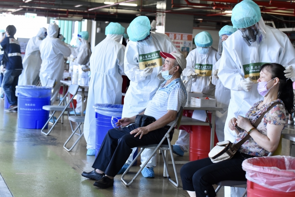 台北市環南市場8日進行第二次大規模PCR採檢，昨採檢2422人，其中4人陽性，1人為確診過舊案。（資料照片／張哲偉攝）