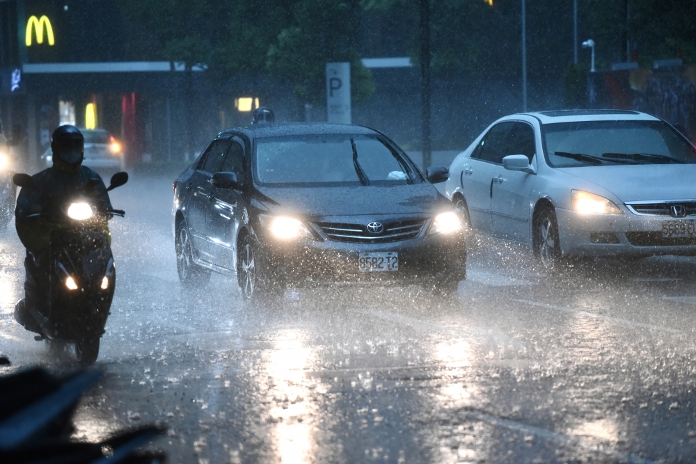 中央氣象局晚上6點55分，針對北北基桃竹苗中等8縣市發布豪雨或大雨特報。（資料照片／張哲偉攝）
