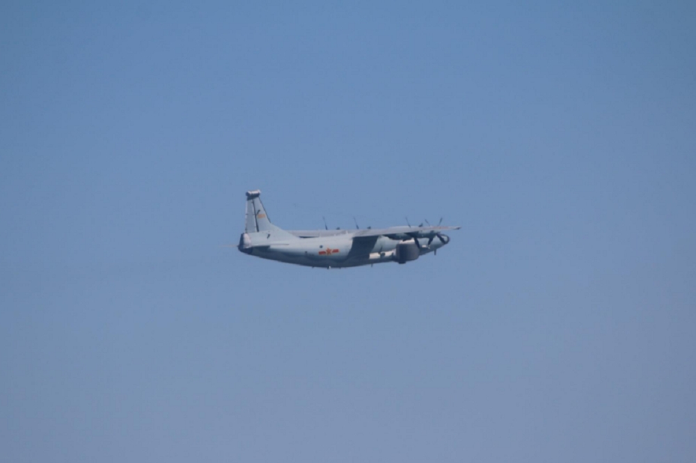 1架運8遠干機與1架運8技偵機13日上午飛過台灣西南領空「示威」，我空軍也緊急升空應對；圖為運8遠干機。（國防部提供）