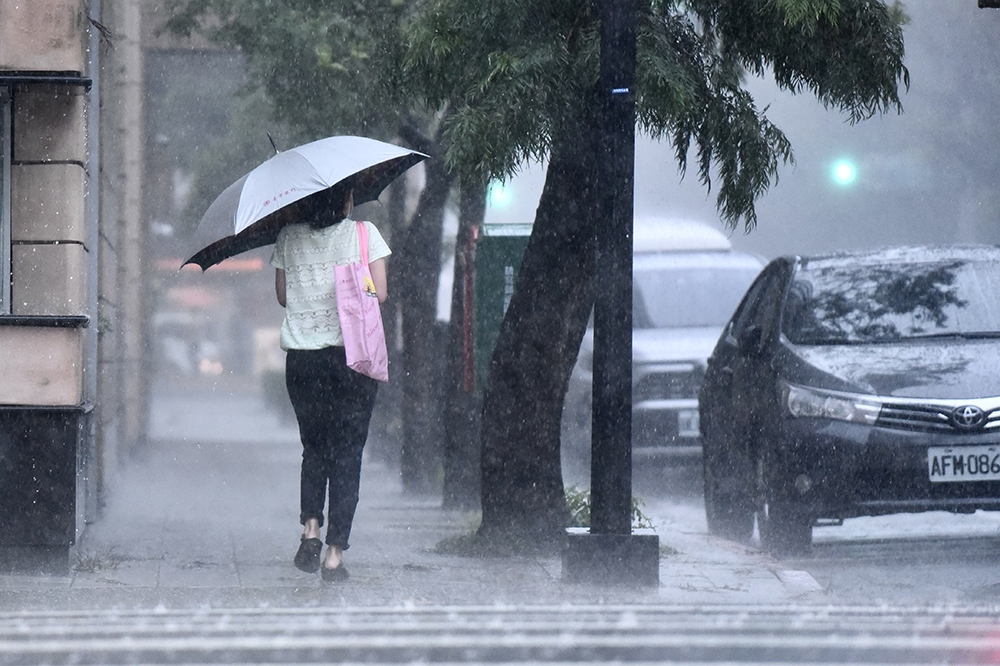 因午後對流雲系發展旺盛，氣象局15日中午針對中南部8縣市發布大雨特報，民眾須注意瞬間大雨的發生並伴隨雷擊及強陣風。（資料照片／張哲偉攝）