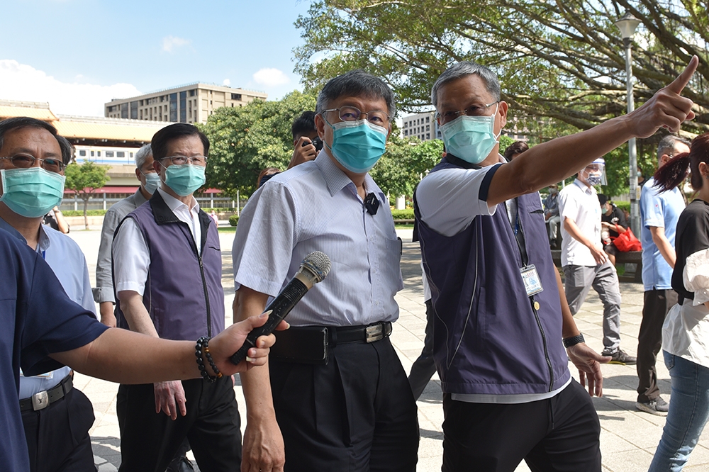 台北市長柯文哲15日表示，台北市疫調像在辦案，除調閱監視器、比對電信足跡外，還要扮演「忍者龜」進下水道汙水篩檢取樣。（蔣銀珊攝）