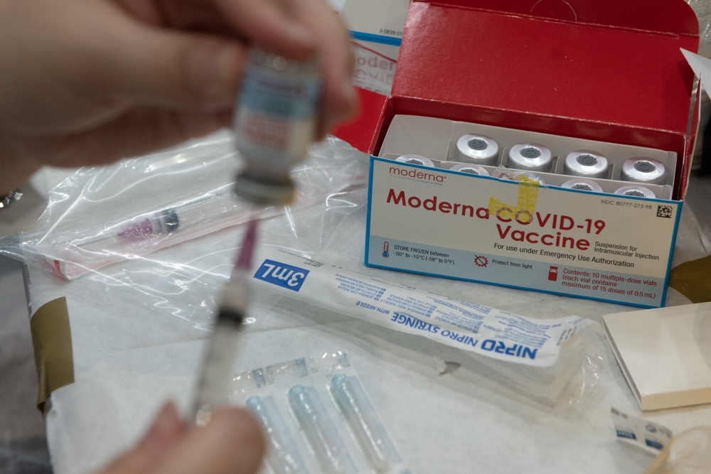 新冠肺炎疫苗已開放18歲以上預約施打，但多數民眾選打莫德納，不敢打AZ疫苗。（資料照片／蔣銀珊）