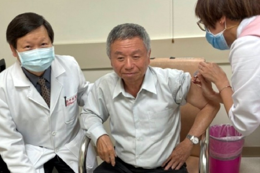 前衛生署長楊志良原參加國產疫苗臨床測試，後來他去打完AZ疫苗後，才得知先前測試時已打到真正的疫苗。（聯亞生技提供）
