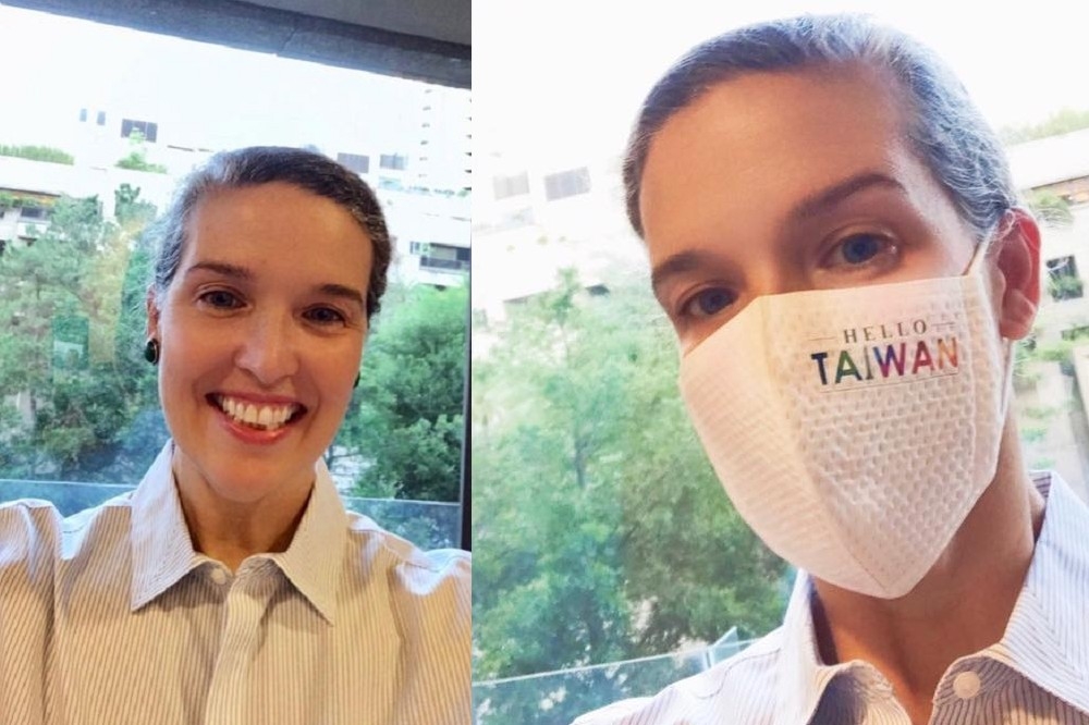 新任美國在台協會（AIT）處長孫曉雅在臉書發文表示很開心回到台灣，「HELLO TAIWAN」口罩意外引發注意。（取自美國在台協會臉書）