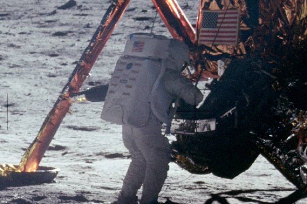 登月艙旁的阿姆斯壯，這是他在月球表面為數不多的相片之一。（取自維基百科）
