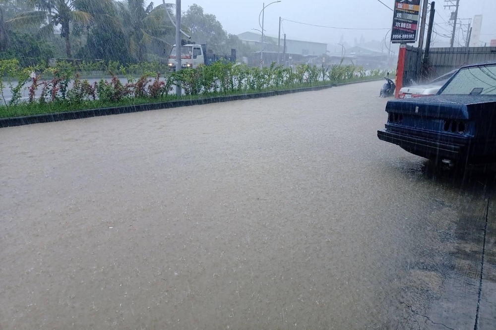 高雄地區20下午下起大雷雨，路面都已淹成小河。（取自臉書社團仁武人大小事）