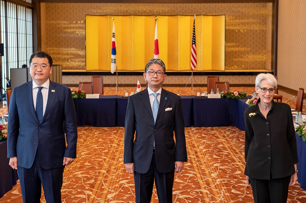 美國副國務卿雪蔓（右起）與日本外務事務次官森健良及韓國外交部第一次官崔鐘建21日於日本東京舉行三方會談。（圖片取自twitter.com／mofa_kr）