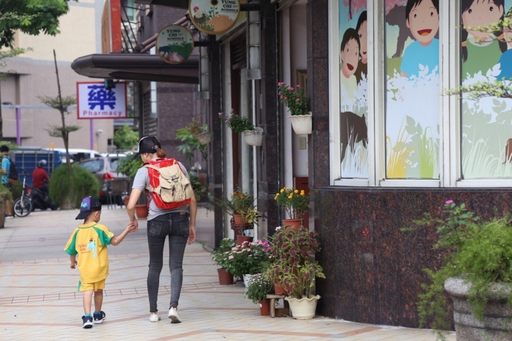 台北市幼兒園、安親班27日開始逐步解封，學童人數將降載50%，但新制讓專家很憂心。（資料照片／陳駿碩攝）