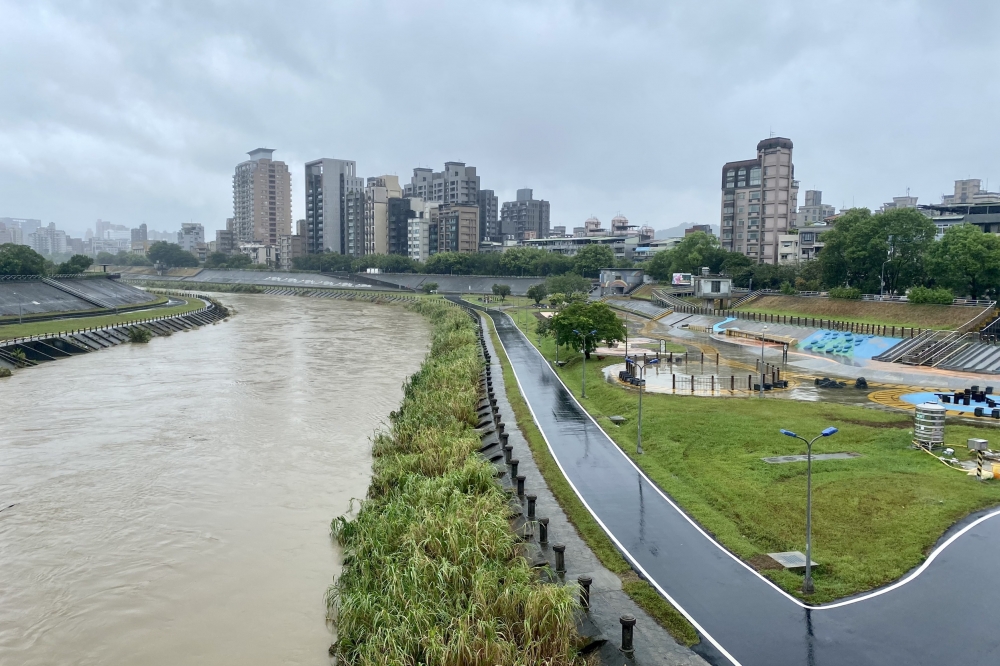 北台灣清晨遭暴雨轟炸，各地河面水位上漲，上午雨勢已趨緩。（張哲偉攝）