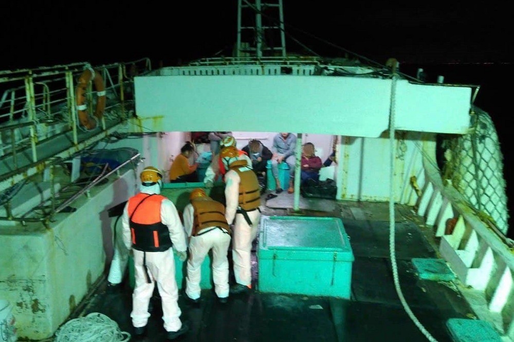 海巡人員20日在台南安平外海查獲屏東籍「祥安號」漁船，其中有6人採檢確診，其中2人病毒為Delta變異株。圖為海巡署過查緝走私漁船。（取自海巡署長室臉書）