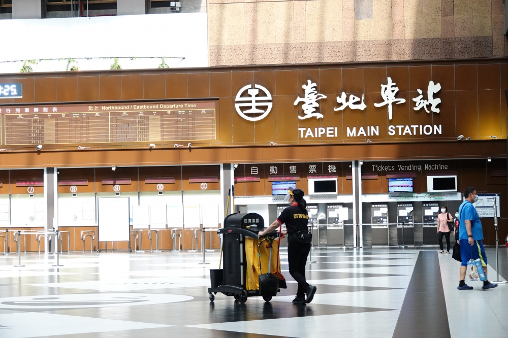 台北車站驚傳打4名清潔員確診。圖中人物與本案無關。（王侑聖攝）
