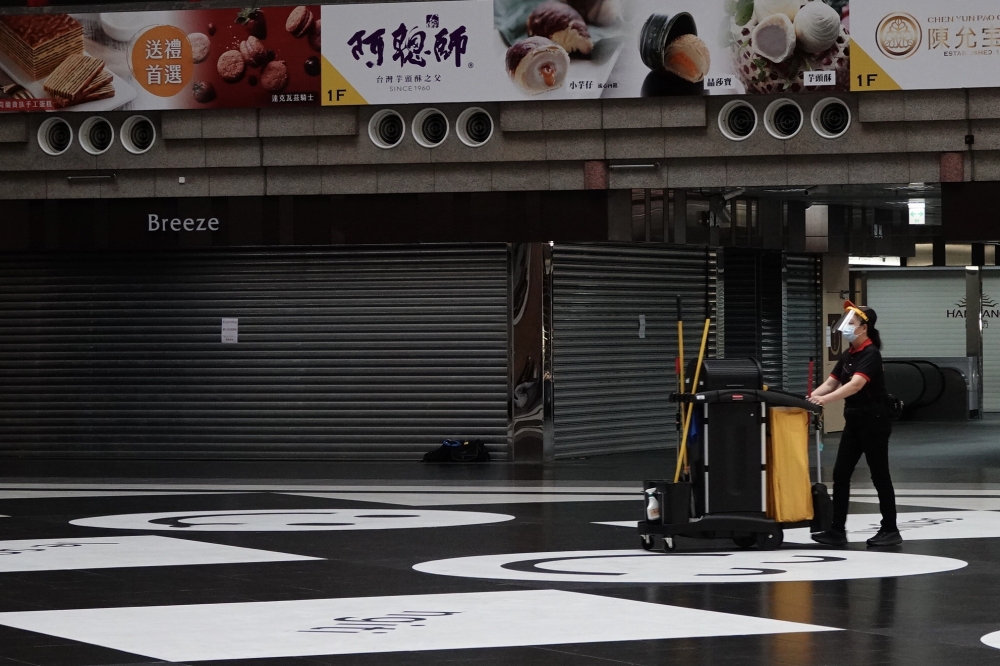 台北車站外包清潔公司4名清潔員確診，北車一樓51個店家即起停業3天。圖中人物與本案無關。（王侑聖攝）
