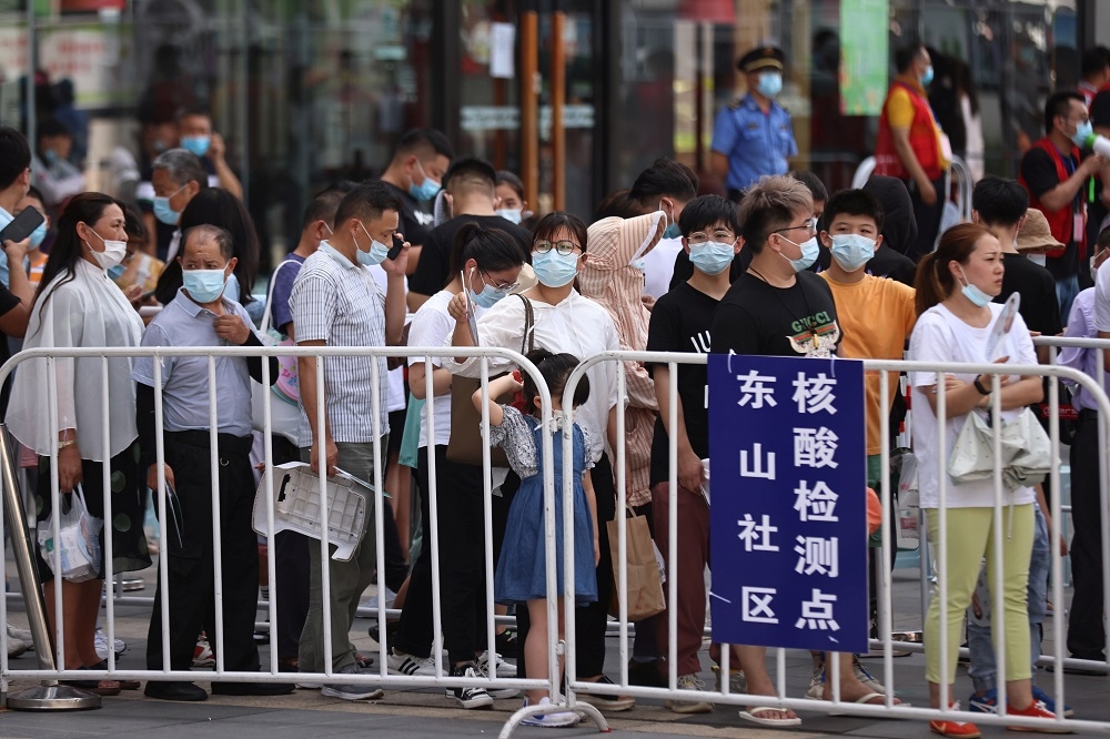 南京機場爆發疫情，各地加強新冠病毒篩檢量。（湯森路透）