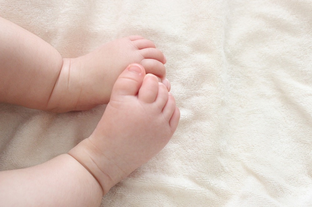 李登輝最愛孫女李坤儀（巧巧）日前剛生下小兒子，擬從母姓，李坤儀在臉書秀出嬰兒小腳照。僅示意圖。（取自photoAC）