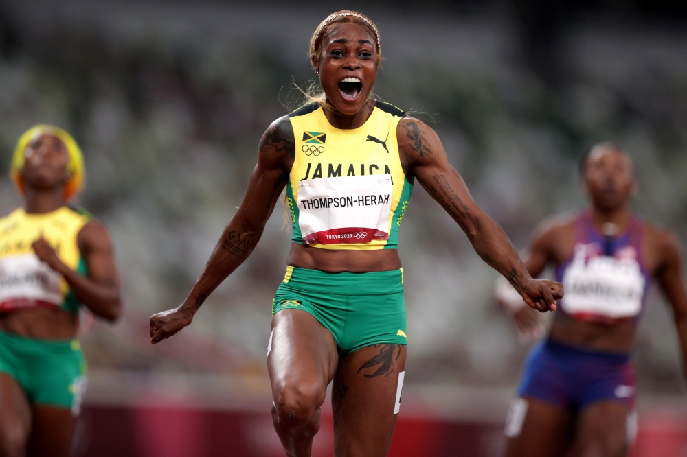 牙買加26歲名將湯普森成功衛冕百米金牌，同時為牙買加搶下東奧首面金牌。（湯森路透）