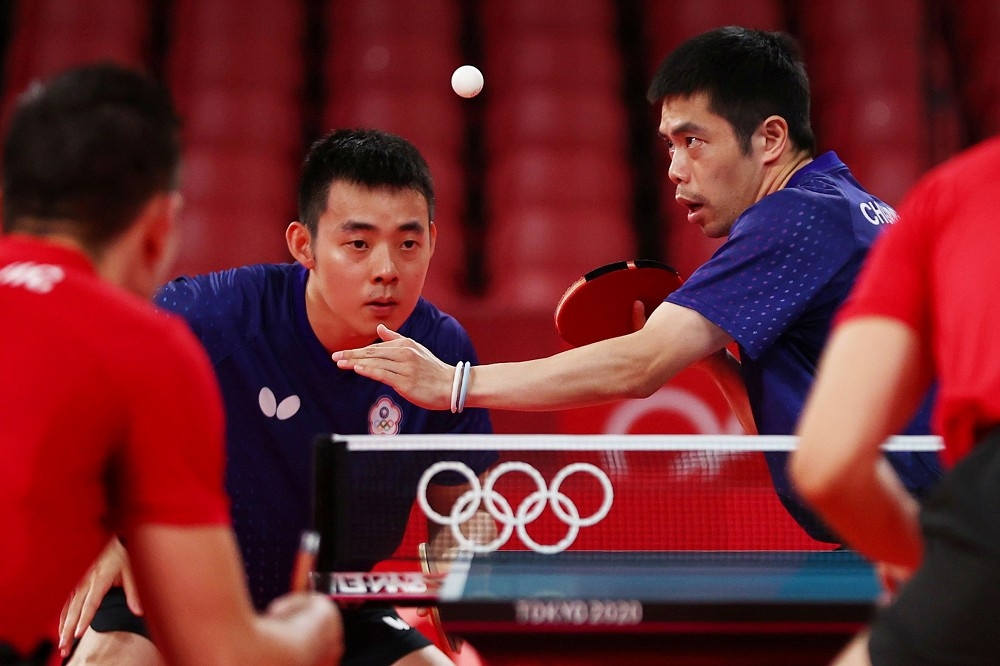 8月1日東奧桌球團體賽第一局由莊智淵（右）、陳建安（左）率先得點。（湯森路透）