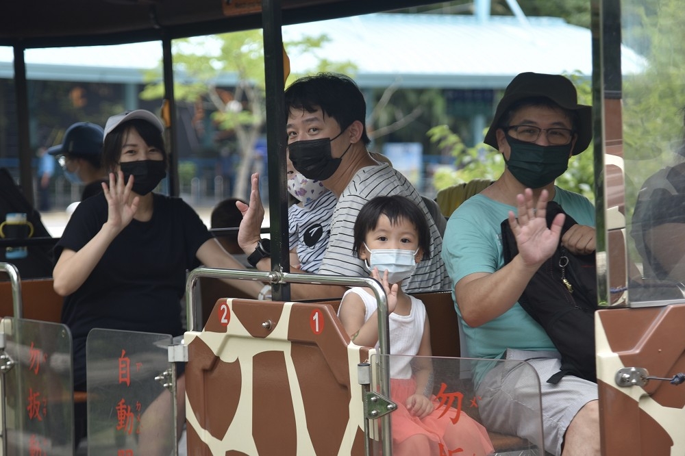 民眾久等了！兒童新樂園與台北市立動物園睽違2個多月後首度開放。（蔣銀珊攝）