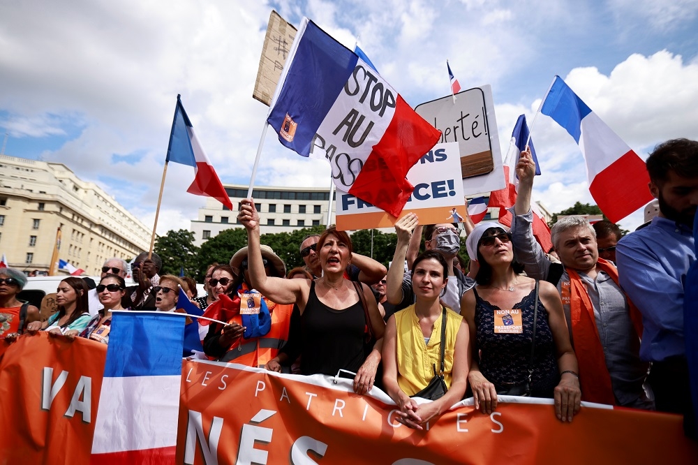 法國上萬民眾不滿為防範第四波疫情所實施的「數位疫苗護照」，質疑有違人權自由，抗議活動延燒3週。（湯森路透）