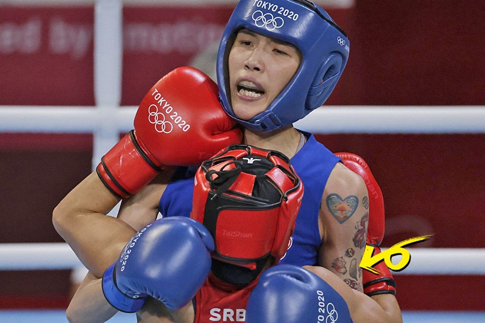 台灣拳擊女將黃筱雯在左手臂刺上台灣圖案（箭頭處）。（湯森路透）