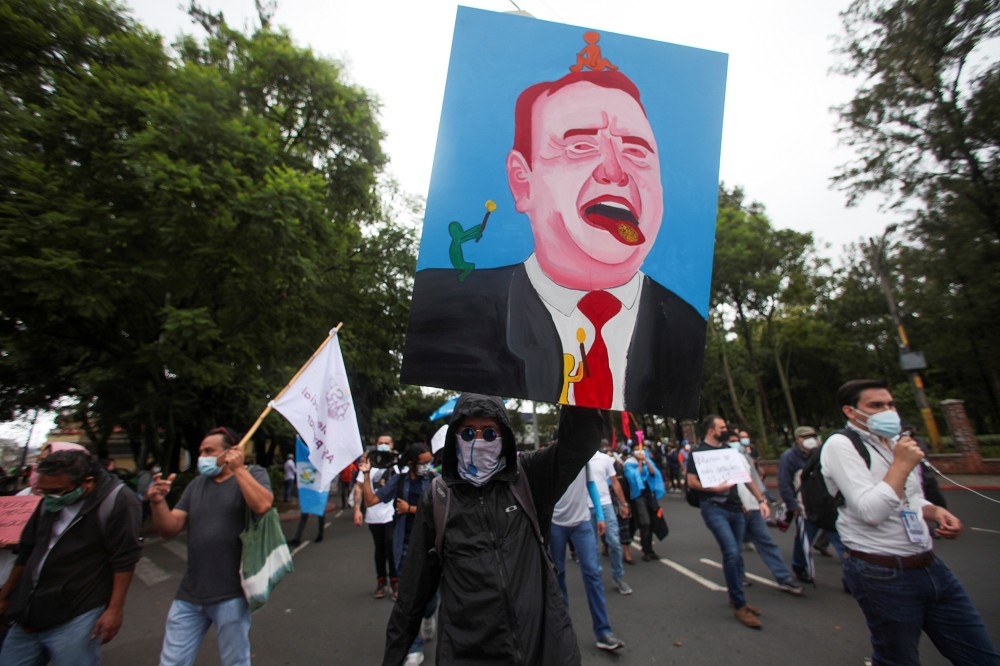 瓜地馬拉民眾上街示威，要求總統及檢察總長下台。（湯森路透）