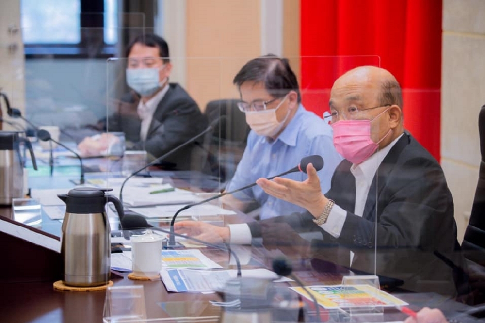 行政院長蘇貞昌2日召開擴大防疫會議，研議是否於10日後進一步適度鬆綁相關管制措施。（取自蘇貞昌臉書）