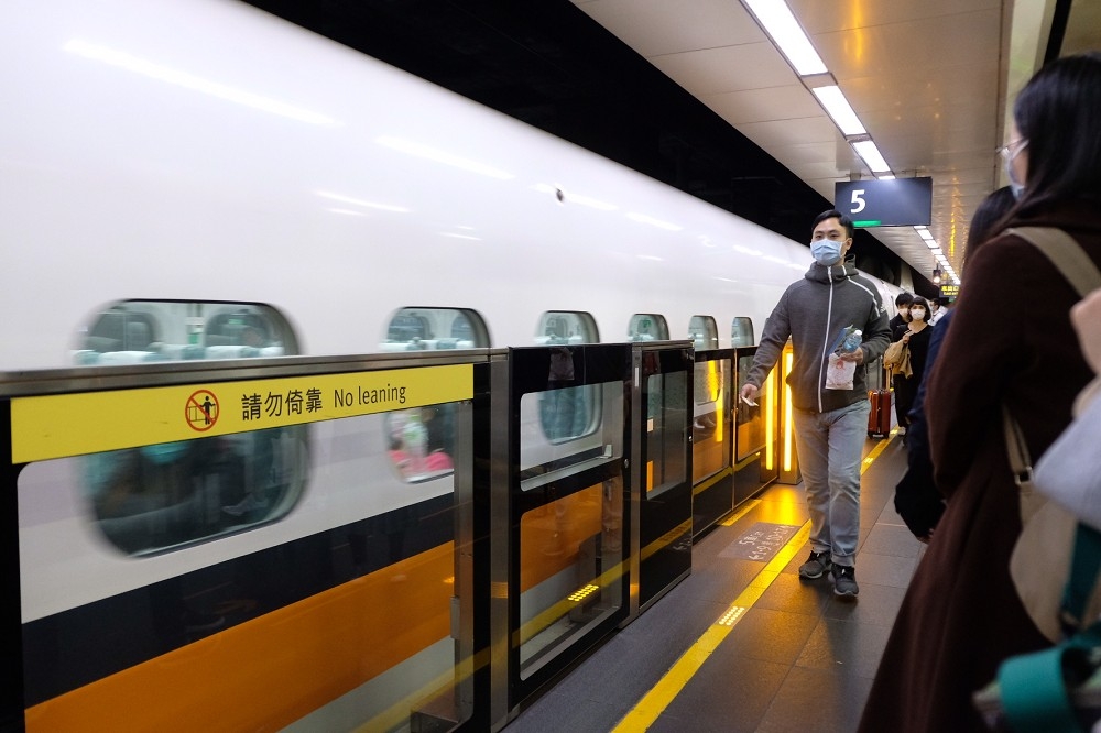 台北市政府3日公布1名確診個案足跡，該案曾搭過台北捷運和高鐵往返台北、彰化及台中。圖中人物非當事人。（蔣銀珊攝）