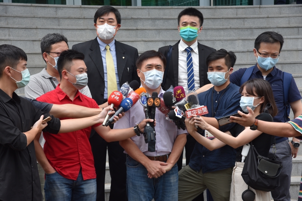 郝龍斌4日前往台北高等行政法院遞狀，聲請停止衛福部對高端疫苗的緊急授權處分。（蔣銀珊攝）