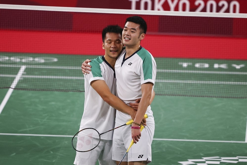 土地銀行羽球隊的李洋與王齊麟為台灣摘下金牌，不少廠商想邀約代言，卻因2人具公務員身分不得兼職受限。（湯森路透）