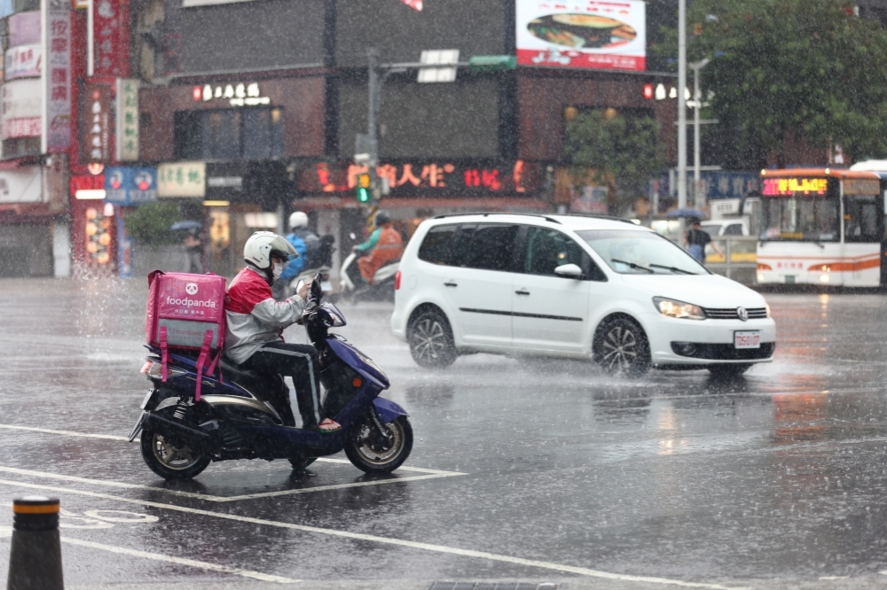 輕颱盧碧預計在周末重新登陸台灣，氣象粉專提醒，中南部地區慎防致災強降雨。（資料照片／陳愷巨攝）