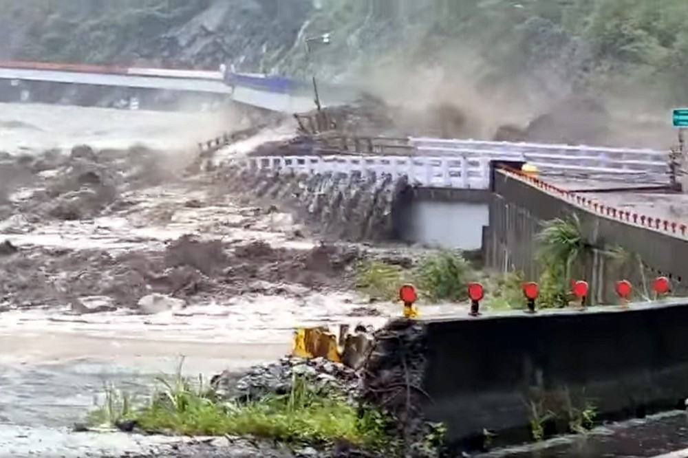 明霸克露橋沖毀後造成上方3部落交通中斷。（取自記者爆料網臉書）