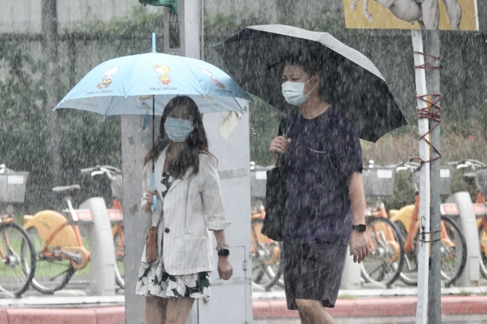 盧碧再度「回魂」轉為輕颱，對台灣影響不大，但南部地區仍要防豪雨。（資料照片／王侑聖攝）