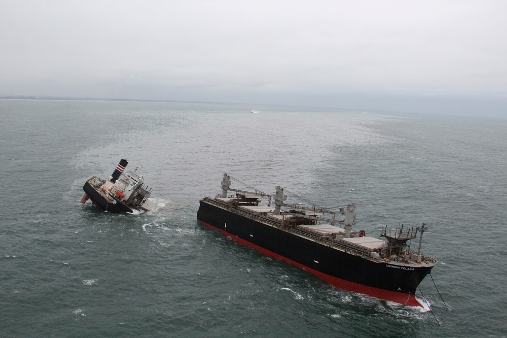巴拿馬籍貨船「深紅北極星」觸礁後船身受損。（湯森路透）