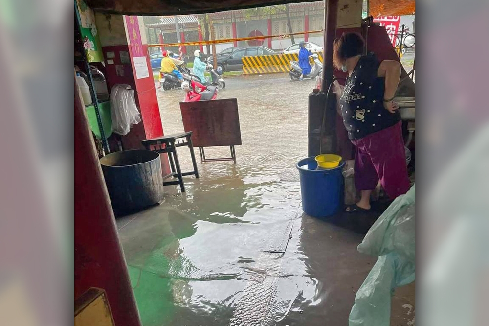 高市左營區14日一早降下大雨，宣洩不及造成蓮潭路附近一度淹到小腿肚。（取自「我是左營人」臉書）