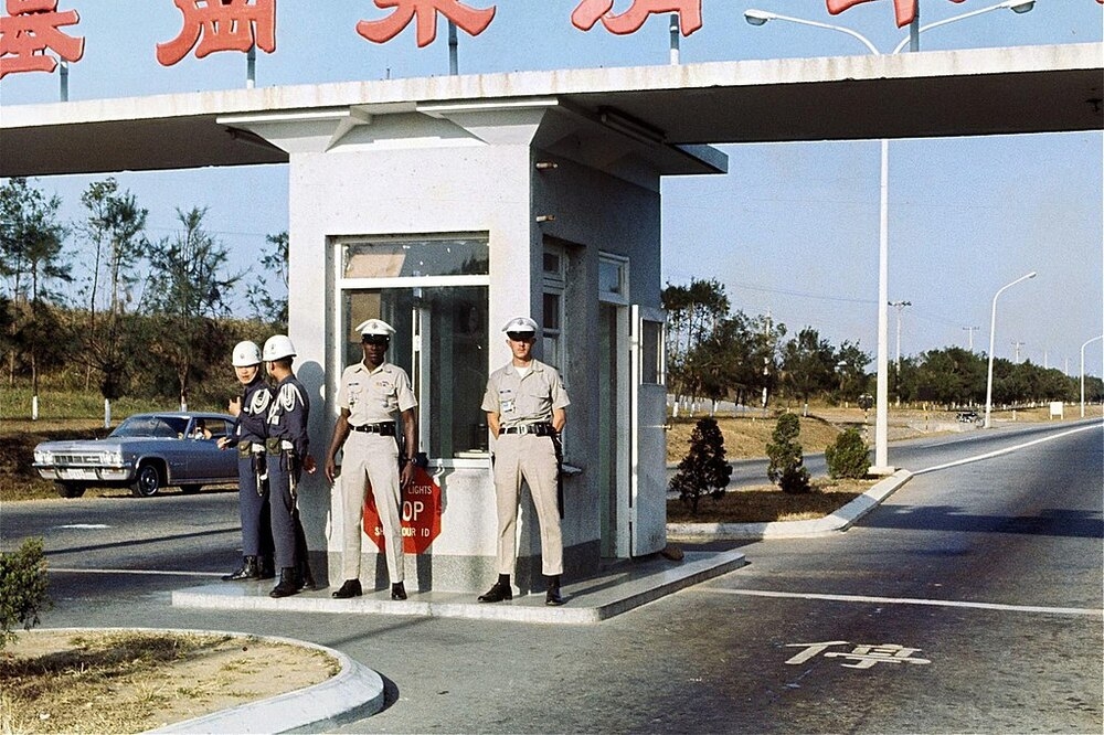 美國空軍憲兵（SP）與中華民國憲兵聯合衛哨台中清泉崗基地，照片拍攝於1969年。（圖片取自美國空軍）