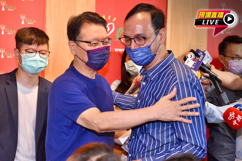 中廣董事長趙少康（左）與前來上廣播節目的朱立倫寒暄。（張哲偉攝）