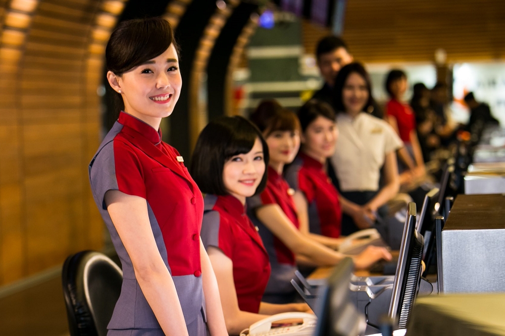 《勞動基準法》規定，僱主原則上不能要求女性勞工晚間10點到隔天早上6點間上班，但中華航空多次違規遭開罰，華航不服聲請釋憲成功。圖僅為示意。（取自中華航空臉書）