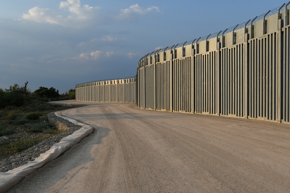 希臘在鄰接土耳其的邊境擴建圍牆。（湯森路透）