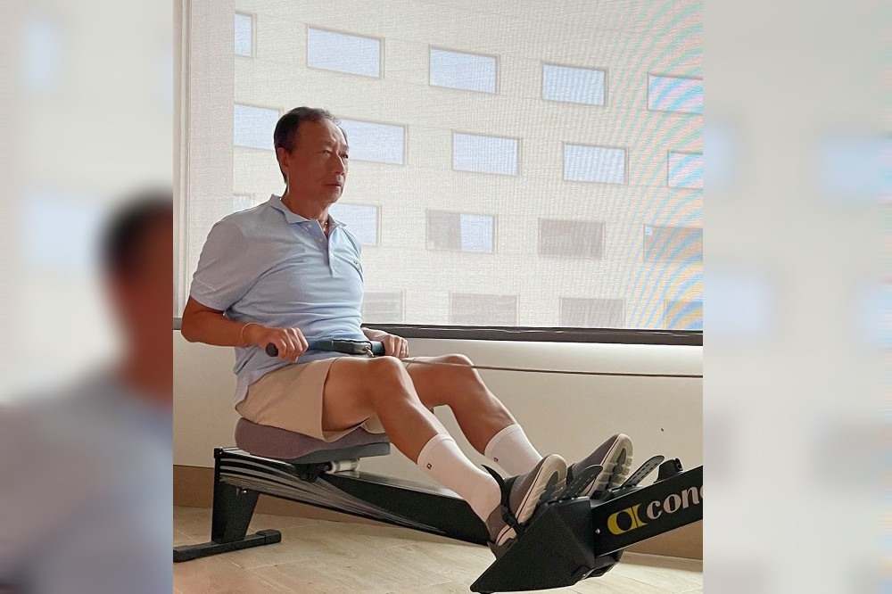 鴻海創辦人郭台銘23日時也PO出在防疫旅館的運動照片，隔離期間也要保持身體健康。（取自郭台銘臉書）