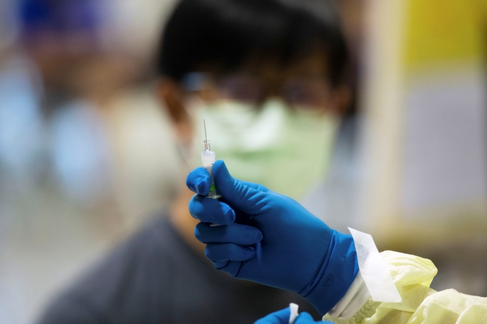 國產高端疫苗開打3天已有4起死亡通報，且都在北部縣市，指揮中心也允將核對疫苗批號。（湯森路透）
