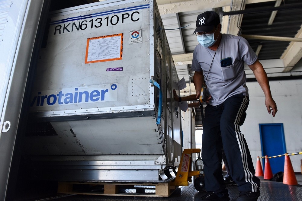 第6批自購AZ疫苗26.5萬劑已於27日上午抵達台灣，完成通關程序後，運送至指定冷儲物流中心進行後續檢驗封緘作業。（張哲偉攝）