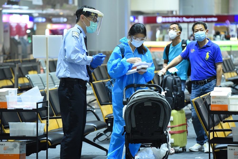 台灣本土疫情趨緩，但對於境外移入的變種病毒，機場檢疫部分仍不可掉以輕心。（資料照片／張哲偉攝）