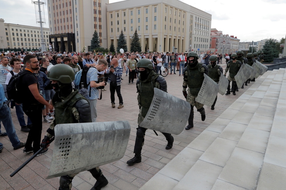 白俄羅斯軍警在首都明斯克街頭維持治安。（湯森路透）